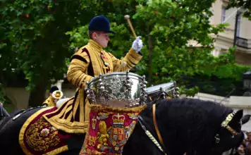 Pferde und ihre Rolle in der Geschichte der Musikinstrumente und musikalischen Darbietungen